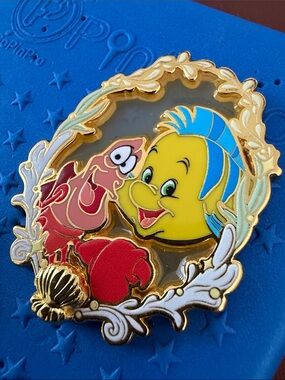 Disney Loungefly Little Mermaid Portrait pins - Flounder & Sebastián